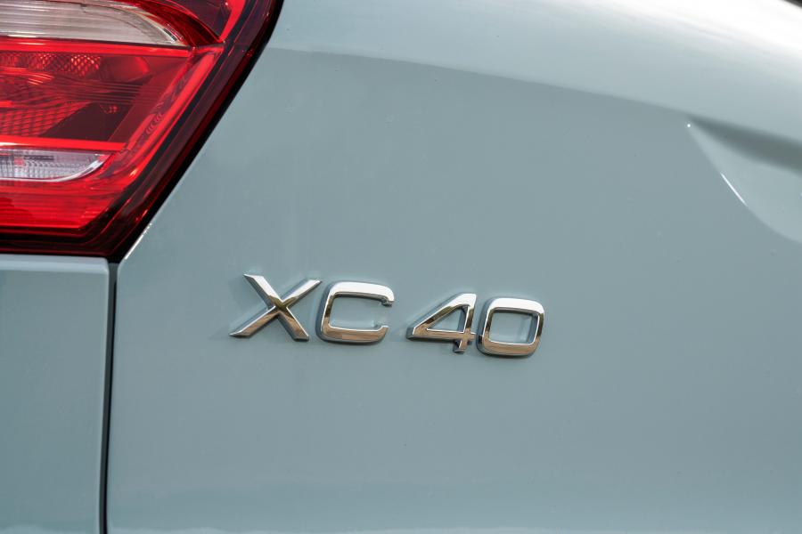 Логотип Volvo XC40 T3 Momentum 2018 года  (UK) (фото 29 из 40)